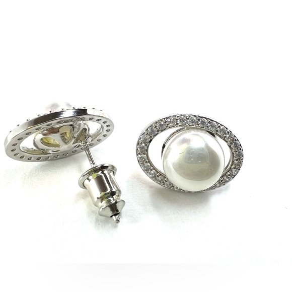 Pearl style Stud Earrings - Picture 5 of 6